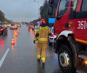 Karambol na zjeździe do centrum Tarnowa. Zderzyło się pięć samochodów, są ranni