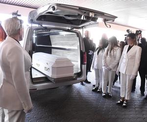 Pogrzeb Lizy. Kobiety niosły białą trumnę. Przejmująca ceremonia w Warszawie