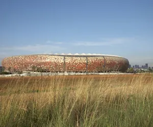 Stadion piłkarski w Johannesburgu - The Melting Pot autorstwa biura Boogertman Urban Edge and Partners