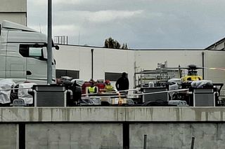 Wypadek na hali produkcyjnej w Starachowicach. 35-letnia kobieta zabrana przez LPR 