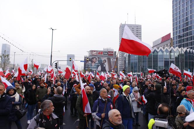 Marsz Niepodległości 2023 w Warszawie. Mamy ZDJĘCIA ze stołecznych ulic! GALERIA część 1