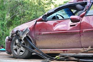 Poważny wypadek w gminie Chełmża. Honda 20-latka wylądowała NA DRZEWIE