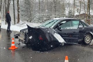 Polna. Opel uderzony przez inny samochód wpadł do potoku