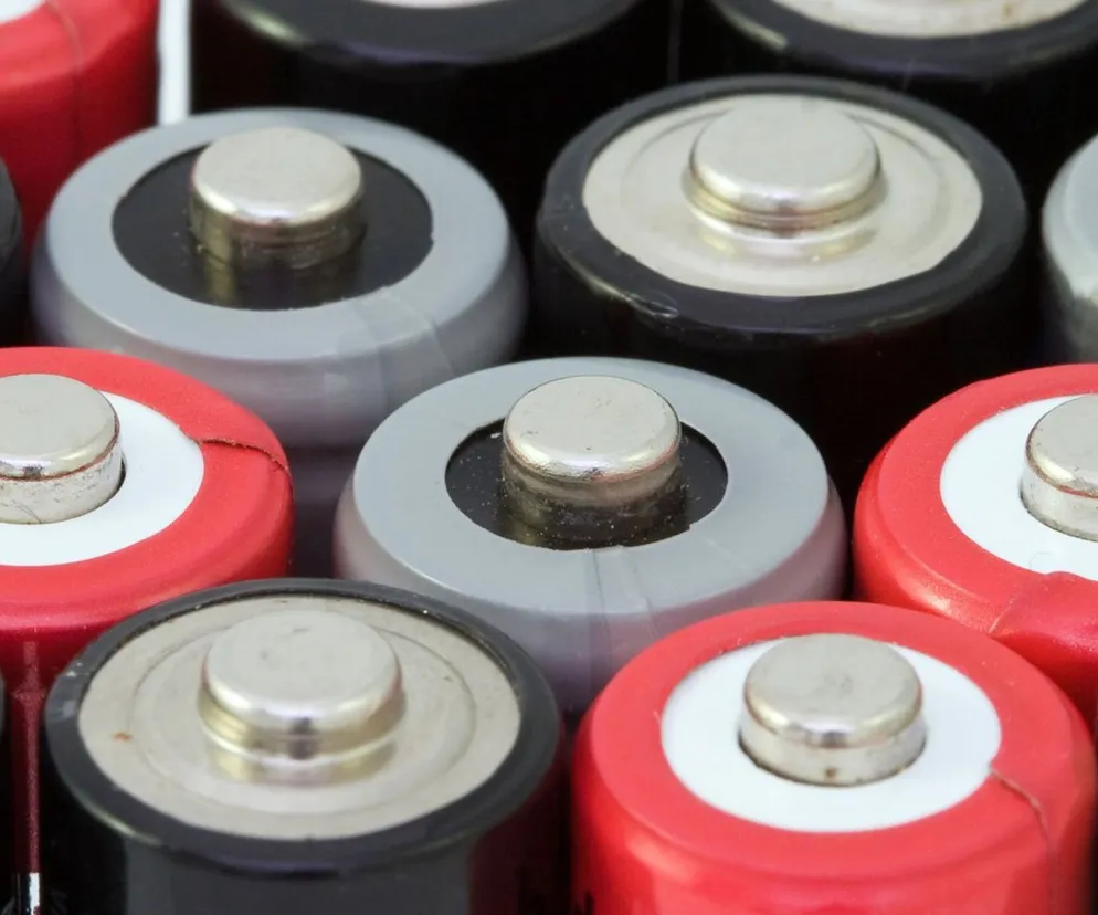 Koniec z toksycznymi bateriami. Naukowcy wynaleźli baterie na bazie wody!