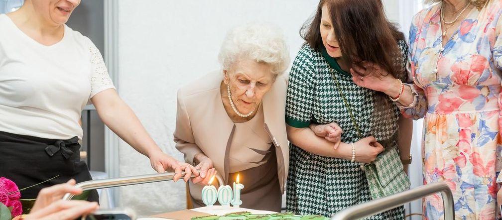 Zwiedziła pół Europy! Pani Genowefa skończyła właśnie 100 lat i czerpie z życia garściami