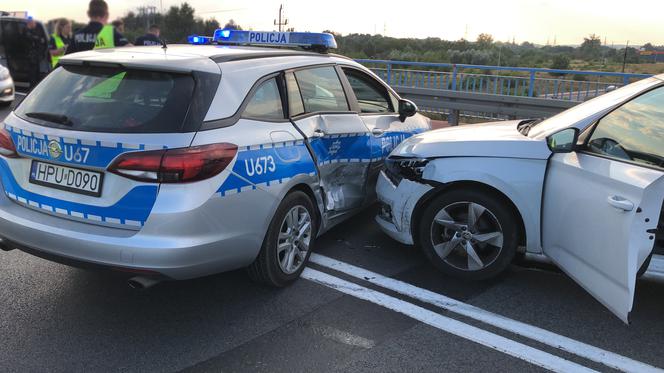 Pościg policji za skradzionym pojazdem. Kierowca był pijany, nie miał prawa jazdy i uderzył w radiowóz