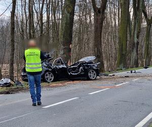 Śmiertelny wypadek w Bieruniu! Nie żyje 36-latek ze zmiażdżonego mercedesa [ZDJĘCIA]