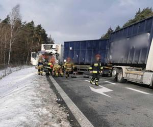 Wypadek na A4 w rejonie węzła Skawina. Są osoby zakleszczone, autostrada zablokowana