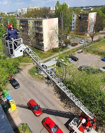 Spektakularne zatrzymanie przestępcy na łódzkim osiedlu! Do akcji zaangażowani... strażacy