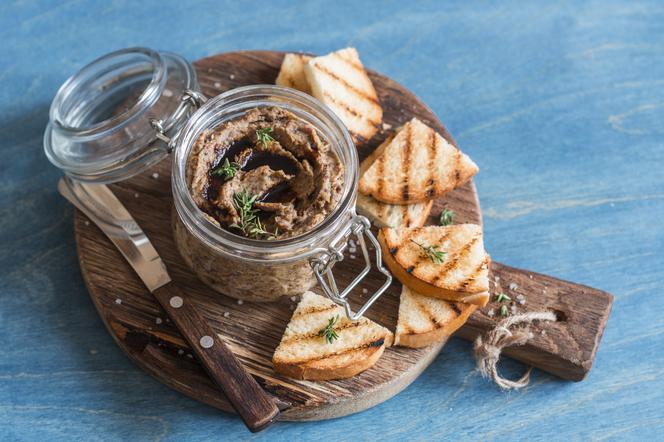 Pasta z fasoli i grzybów do chleba: przepis na wegański pasztet