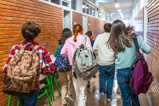 Ciężki plecak może prowadzić do wad postawy. Sprawdź, czy dziecko ma czerwone ślady na ramionach