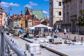 Remontują nawierzchnię Krakowskiego Przedmieścia. Duże utrudnienia w Warszawie