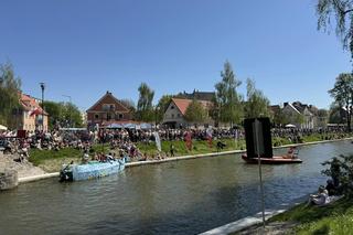 W Giżycku ruszył sezon letni. Kiermasz, rękodzieło i… pływający czołg [ZDJĘCIA]