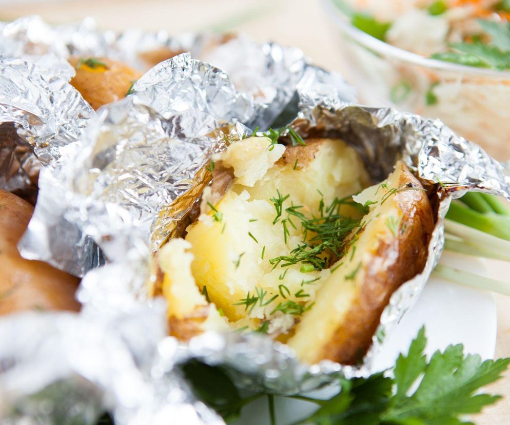 Ziemniaki z grilla w maśle czosnkowym – tak dobre, że kiełbasa może się obrazić
