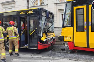 Zderzenie dwóch tramwajów i autobusu w Warszawie. Kilkanaście osób rannych, trwa akcja 