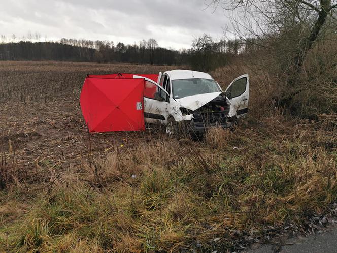 Dramat na drodze. Po dachowaniu auta nie żyje pasażerka. Kierowca trafił do szpitala 