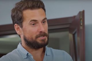 Sila ucieka Alperowi i przyłapuje Kuzeya w łóżku z Bahar. 