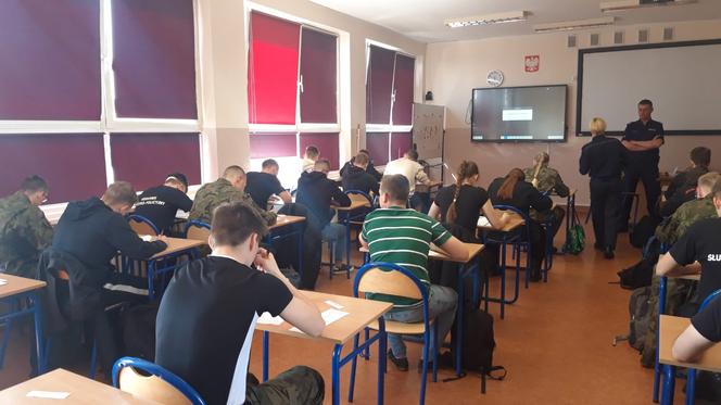 Dwaj uczniowie zasiądą w fotelach szefów policji w Rawiczu