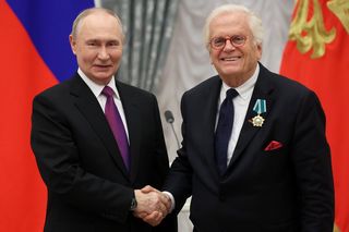 Urodził się w Inowrocławiu, właśnie przyjął medal od Putina. Były uściski i wspólne zdjęcia