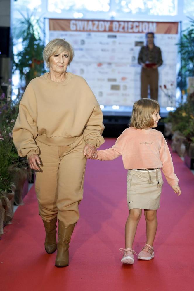Aktorki, wokalistki i dziennikarki zadały szyku w pokazie mody "Gwiazdy Dzieciom"