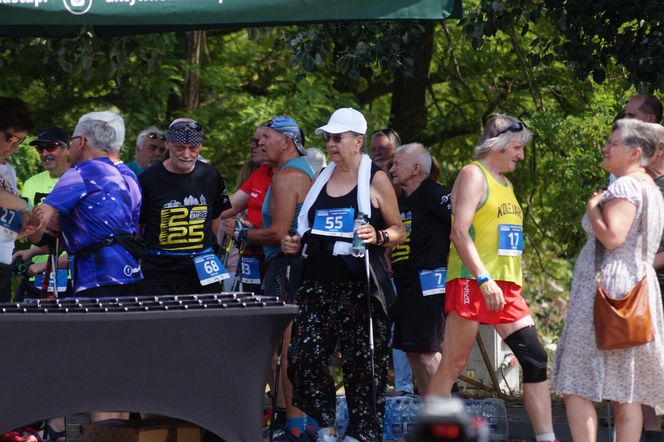 Seniorzy w Bydgoszczy pokazali moc! Blisko setka na starcie pierwszego Biegu Seniora