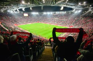 Mecz Polska - Irlandia we Wrocławiu. Policja zachęca kierowców jadących na stadion do zabrania białych kartek