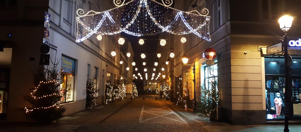 Ulice Batorego i Magdzińskiego w świątecznym klimacie