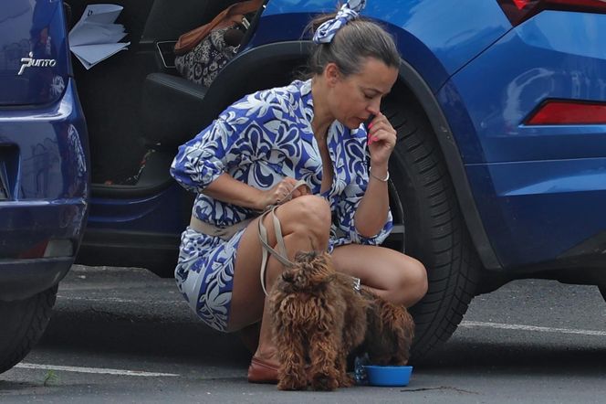 Anna Mucha nawadnia psa