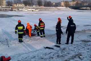 Akcja ratunkowa pod Wawelem. Mężczyzna wpadł do Wisły, kiedy załamał się pod nim lód [ZDJĘCIA]