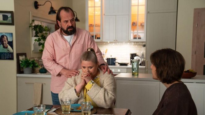 Barwy szczęścia odc. 3241. Romeo (Jacek Tyszkiewicz), Borys (Jakub Wieczorek), Aldona (Elżbieta Romanowska)