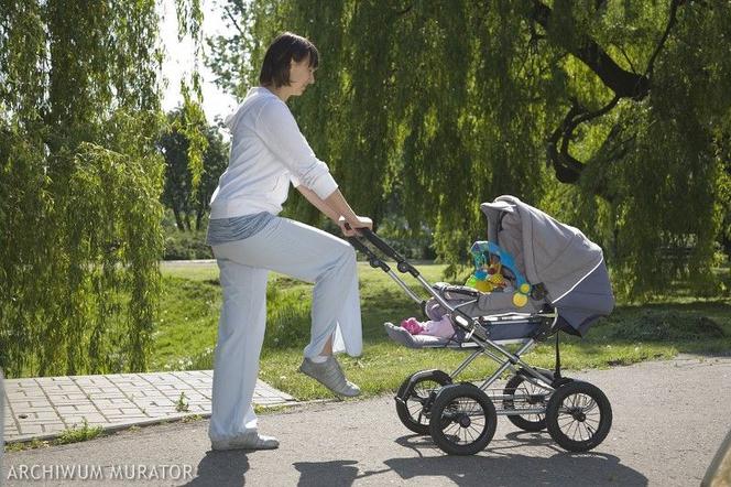 Trening na spacerze: zobacz, jak ćwiczyć z wózkiem! [GALERIA]