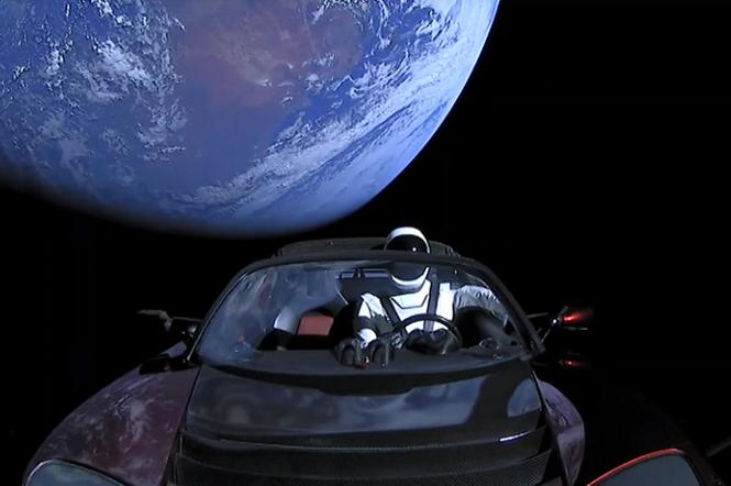 Sportowy samochód wysłany w kosmos - bo ładunki rakiet są zbyt nudne