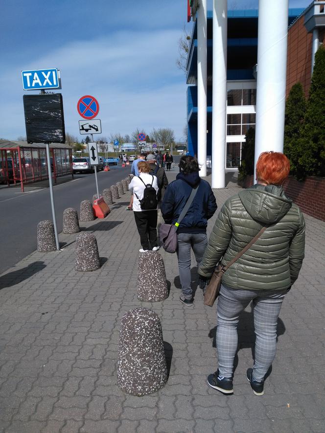 Toruń. Ogromna kolejka do hipermarketu