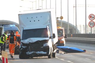 Tragiczny wypadek na S8 w Warszawie. Jedna osoba nie żyje, duże utrudnienia!