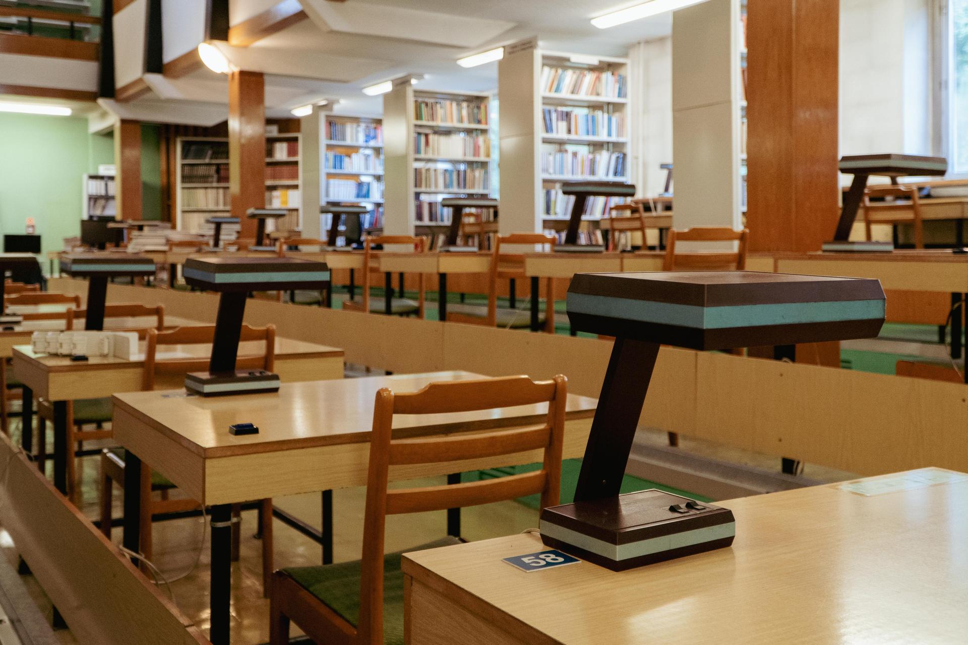 Biblioteka Uniwersytetu Opolskiego - zdjęcia. Zobacz zachowane wnętrza z lat 70.