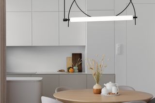 Beż, biel i spokój. To mieszkanie udowadnia, że luksus nie równa się przepychowi