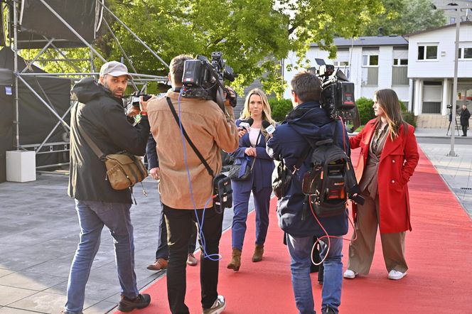Karol Nawrocki przyjechał do TVP. Symboliczny gest i mocne wsparcie z zaplecza