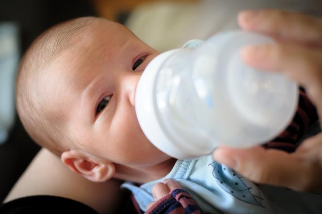niemowlę pijące z butelki