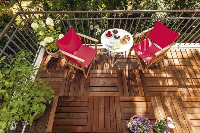 Tania podłoga na balkon - podest drewniany. Układanie, krok po kroku