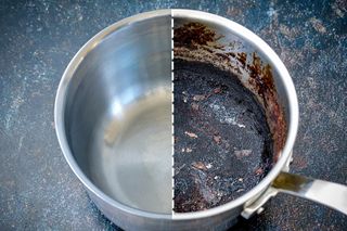 Do spalonego garnka wkładam ręcznik zalewam go tym. Po 30 minutach nie ma śladu po spaleniźnie. Sposób na przypalony garnek, który zadziała, gdy wszystko inne zawiedzie