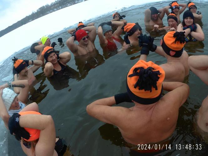 Niedzielna kąpiel w zimowym anturażu. Klub Morsów WEKTOR Starachowice