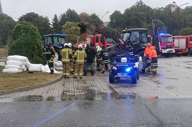 Trudna sytuacja powodziowa na Opolszczyźnie. Strażacy umacniają wały i zabezpieczają szpital w Głuchołazach