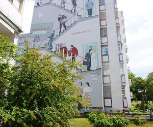 Mural serialowy na ścianie sąsiedniego budynku