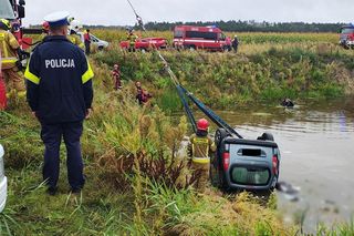 Makabra pod Wieluniem. Samochód zatonął w stawie, w środku zwłoki dwóch mężczyzn