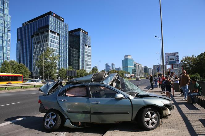 Wypadek w Alejach Jerozolimskich. Samochód uderzył w autobus. Kierowca osobówki nie żyje