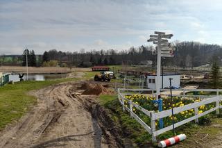 Ma być światowo, na razie jest błoto. Jedyne takie miejsce powstaje pod Olsztynem