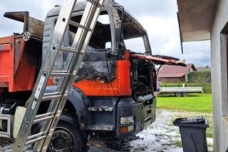 Pożar ciężarówki pod Brzeskiem. Ogień zagrażał pobliskiemu budynkowi gospodarczemu