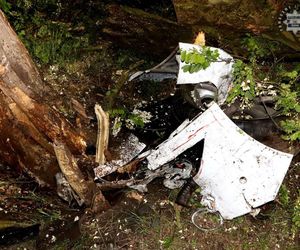 Bytom. 44-latek roztrzaskał auto na drzewie. Ford został zmiażdżony