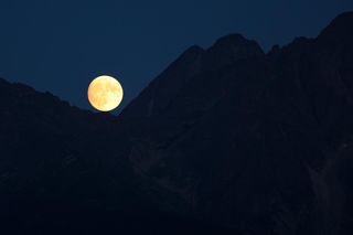 Uczta dla oczu na niebie w Małopolsce. Nad Tatrami pojawił się Zbożowy Księżyc