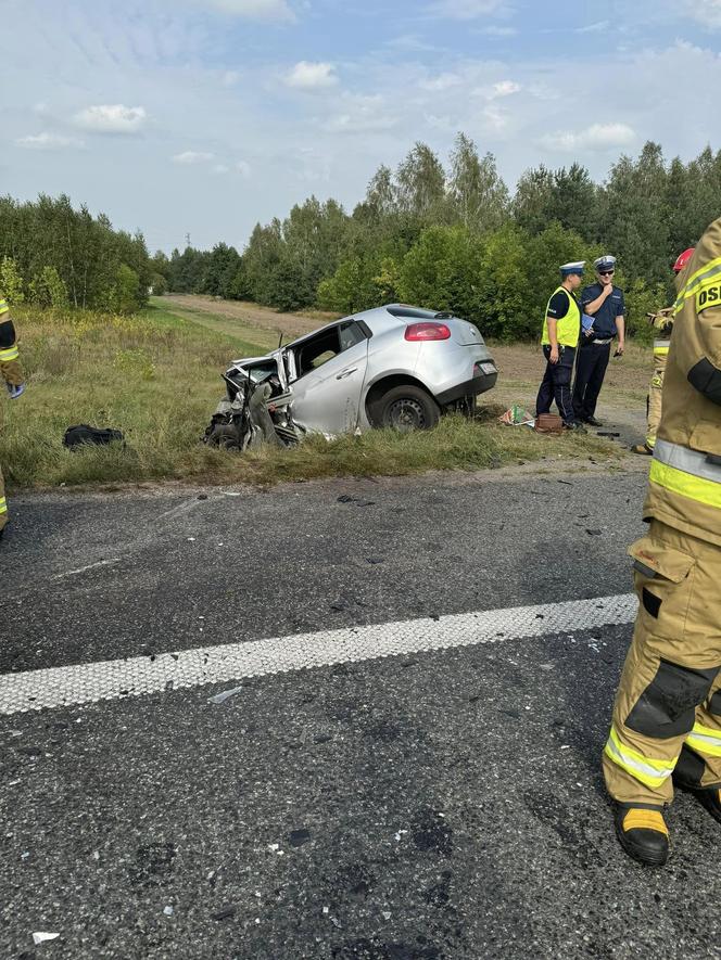 W wypadku na DK2 zginęła na miejscu 24-letnia kobieta, a dwie osoby, w tym małe dziecko, ranne trafiły do szpitala